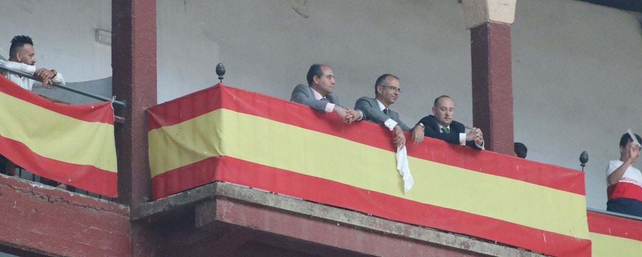 El Fandi, Cayetano y Pablo Aguado, por la puerta grande en León | Los tres diestros firman una intensa tarde de toreo que termina con el premio de la 'puerta grande' en el coso leonés | Media entrada y buen ambiente en una jornada marcada por el regreso a la arena de Pablo Aguado