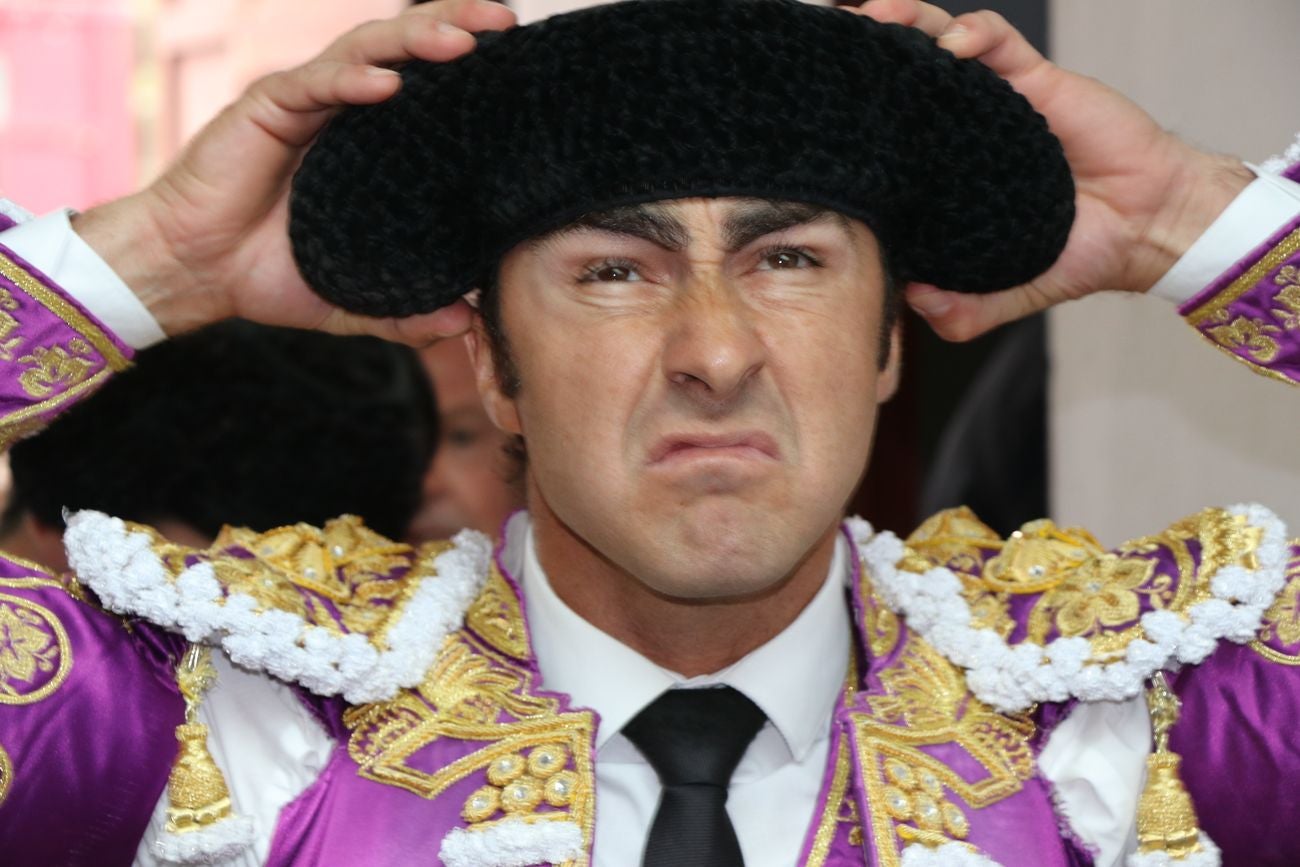 El Fandi, Cayetano y Pablo Aguado, por la puerta grande en León | Los tres diestros firman una intensa tarde de toreo que termina con el premio de la 'puerta grande' en el coso leonés | Media entrada y buen ambiente en una jornada marcada por el regreso a la arena de Pablo Aguado