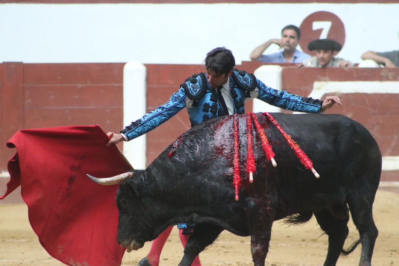 El Fandi, Cayetano y Pablo Aguado, por la puerta grande en León | Los tres diestros firman una intensa tarde de toreo que termina con el premio de la 'puerta grande' en el coso leonés | Media entrada y buen ambiente en una jornada marcada por el regreso a la arena de Pablo Aguado