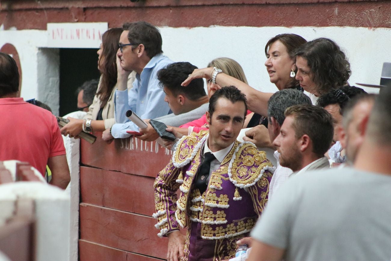El Fandi, Cayetano y Pablo Aguado, por la puerta grande en León | Los tres diestros firman una intensa tarde de toreo que termina con el premio de la 'puerta grande' en el coso leonés | Media entrada y buen ambiente en una jornada marcada por el regreso a la arena de Pablo Aguado