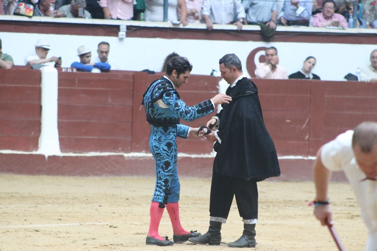 El Fandi, Cayetano y Pablo Aguado, por la puerta grande en León | Los tres diestros firman una intensa tarde de toreo que termina con el premio de la 'puerta grande' en el coso leonés | Media entrada y buen ambiente en una jornada marcada por el regreso a la arena de Pablo Aguado