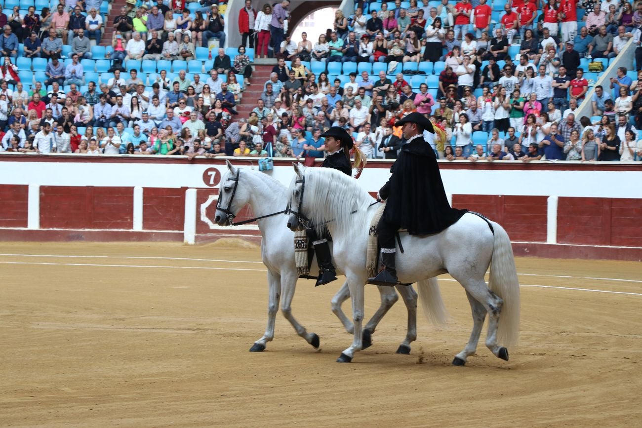 El Fandi, Cayetano y Pablo Aguado, por la puerta grande en León | Los tres diestros firman una intensa tarde de toreo que termina con el premio de la 'puerta grande' en el coso leonés | Media entrada y buen ambiente en una jornada marcada por el regreso a la arena de Pablo Aguado