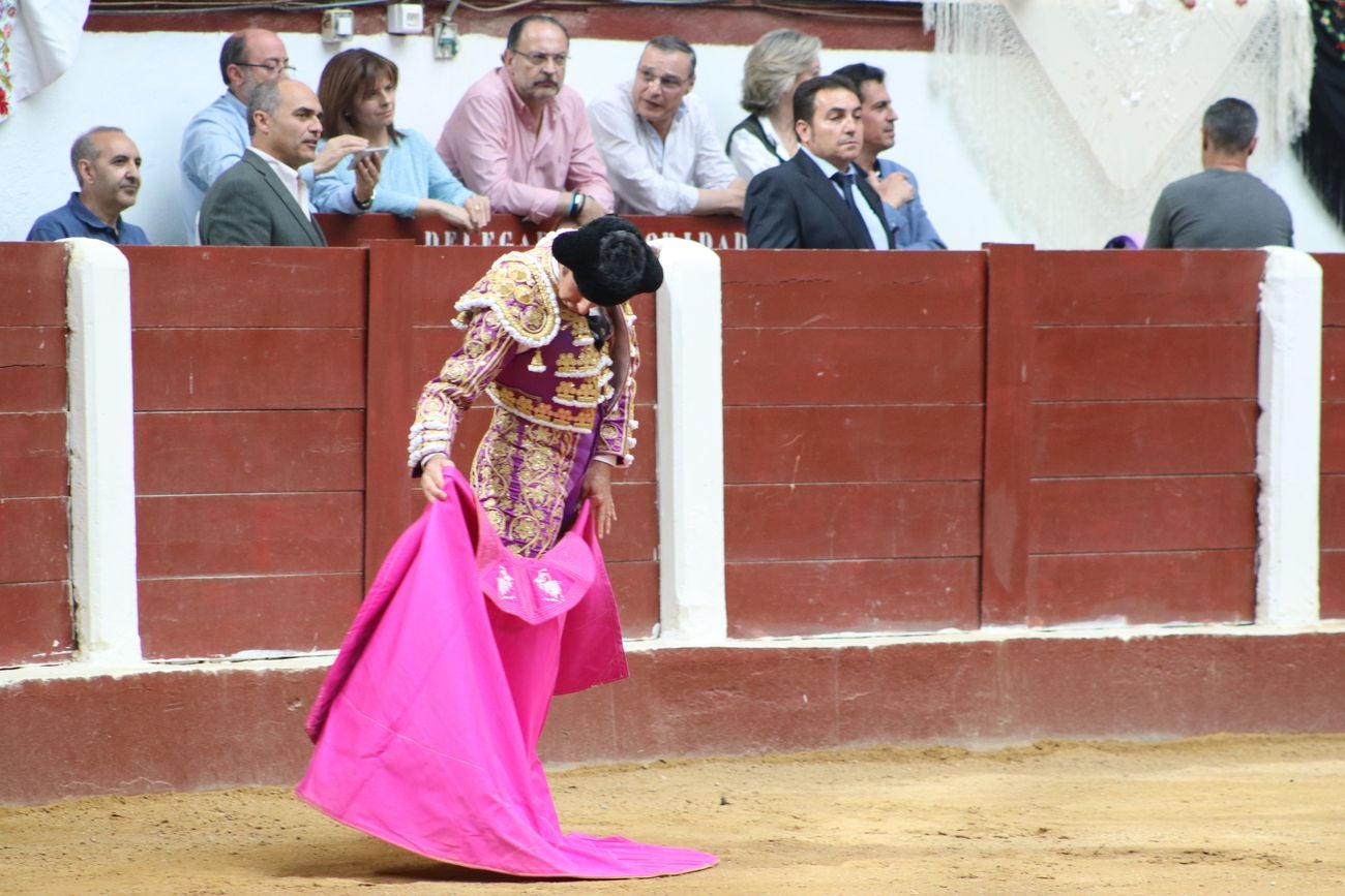 El Fandi, Cayetano y Pablo Aguado, por la puerta grande en León | Los tres diestros firman una intensa tarde de toreo que termina con el premio de la 'puerta grande' en el coso leonés | Media entrada y buen ambiente en una jornada marcada por el regreso a la arena de Pablo Aguado