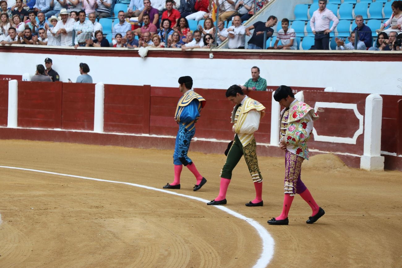 El Fandi, Cayetano y Pablo Aguado, por la puerta grande en León | Los tres diestros firman una intensa tarde de toreo que termina con el premio de la 'puerta grande' en el coso leonés | Media entrada y buen ambiente en una jornada marcada por el regreso a la arena de Pablo Aguado