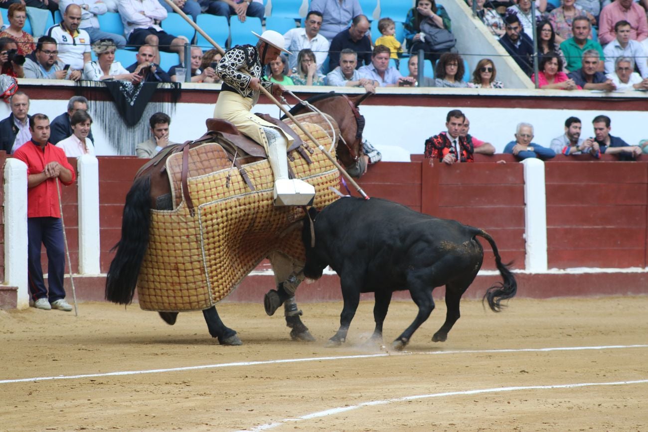 El Fandi, Cayetano y Pablo Aguado, por la puerta grande en León | Los tres diestros firman una intensa tarde de toreo que termina con el premio de la 'puerta grande' en el coso leonés | Media entrada y buen ambiente en una jornada marcada por el regreso a la arena de Pablo Aguado