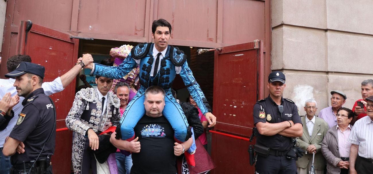 El Fandi, Cayetano y Pablo Aguado, por la puerta grande en León | Los tres diestros firman una intensa tarde de toreo que termina con el premio de la 'puerta grande' en el coso leonés | Media entrada y buen ambiente en una jornada marcada por el regreso a la arena de Pablo Aguado