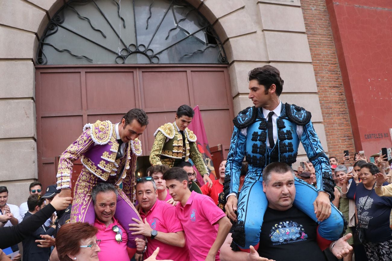 El Fandi, Cayetano y Pablo Aguado, por la puerta grande en León | Los tres diestros firman una intensa tarde de toreo que termina con el premio de la 'puerta grande' en el coso leonés | Media entrada y buen ambiente en una jornada marcada por el regreso a la arena de Pablo Aguado