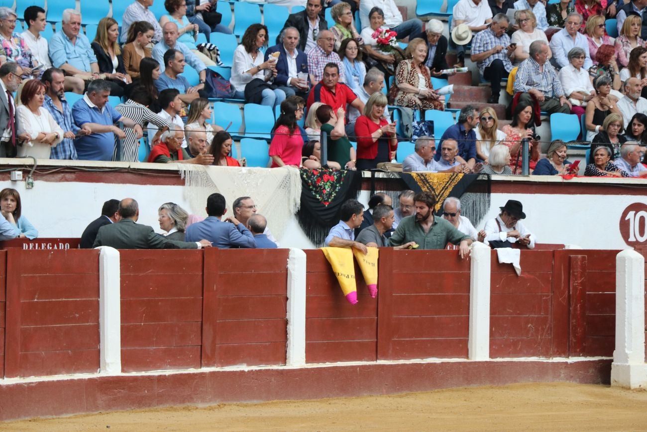 El Fandi, Cayetano y Pablo Aguado, por la puerta grande en León | Los tres diestros firman una intensa tarde de toreo que termina con el premio de la 'puerta grande' en el coso leonés | Media entrada y buen ambiente en una jornada marcada por el regreso a la arena de Pablo Aguado