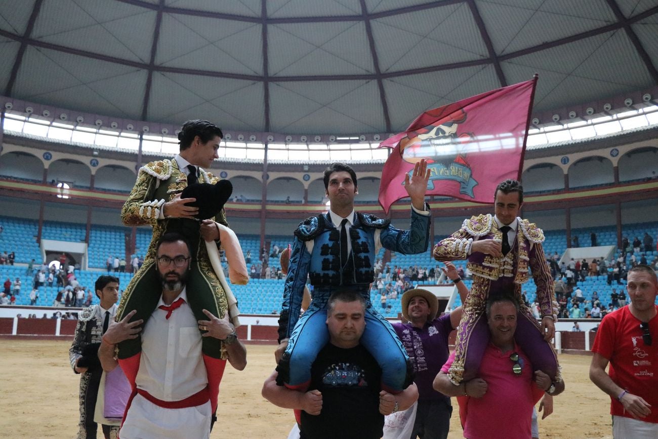 El Fandi, Cayetano y Pablo Aguado, por la puerta grande en León | Los tres diestros firman una intensa tarde de toreo que termina con el premio de la 'puerta grande' en el coso leonés | Media entrada y buen ambiente en una jornada marcada por el regreso a la arena de Pablo Aguado