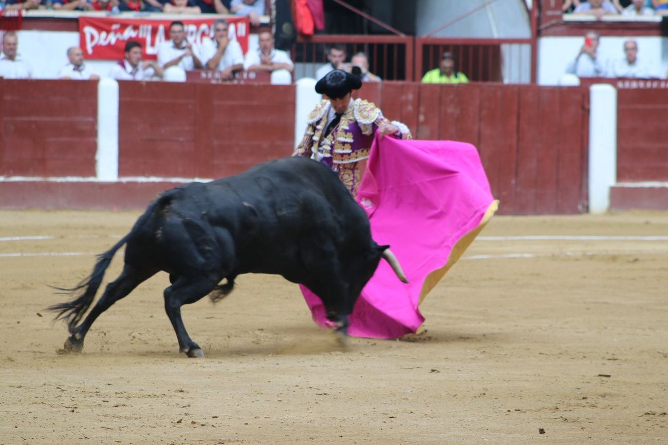 El Fandi, Cayetano y Pablo Aguado, por la puerta grande en León | Los tres diestros firman una intensa tarde de toreo que termina con el premio de la 'puerta grande' en el coso leonés | Media entrada y buen ambiente en una jornada marcada por el regreso a la arena de Pablo Aguado