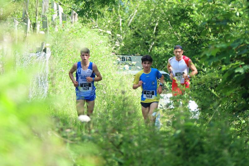 Más de 1.500 deportistas de España y diferentes países de Europa y América se han dado cita en el Trail Picos de Europa, una competición que pone a prueba todas las capacidades de los participantes. El ultra trail, la de mayor longitud, supone un recorrido de 70 kilómetros y 5.300 metros de desnivel positivo.