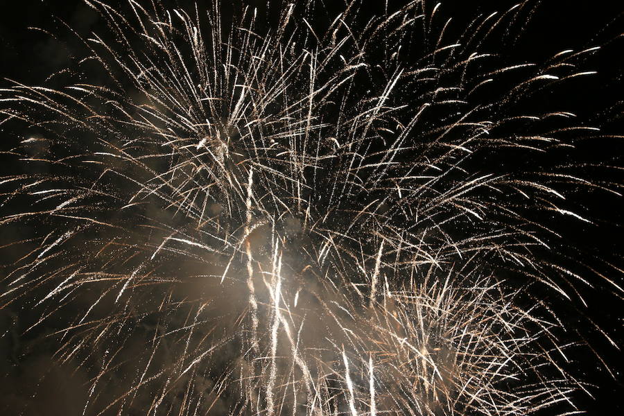 Fotos: Fuegos artificiales en la noche de San Juan