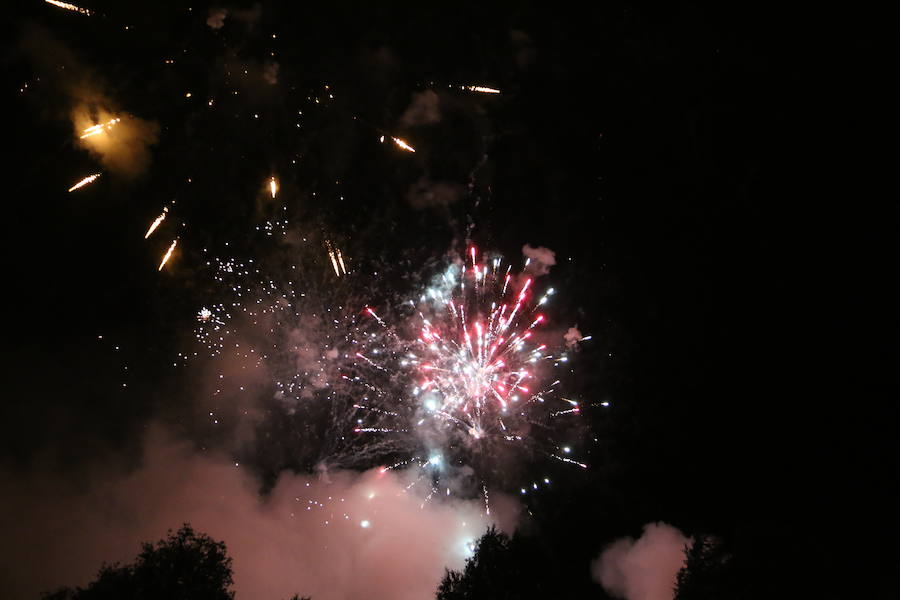 Fotos: Fuegos artificiales en la noche de San Juan