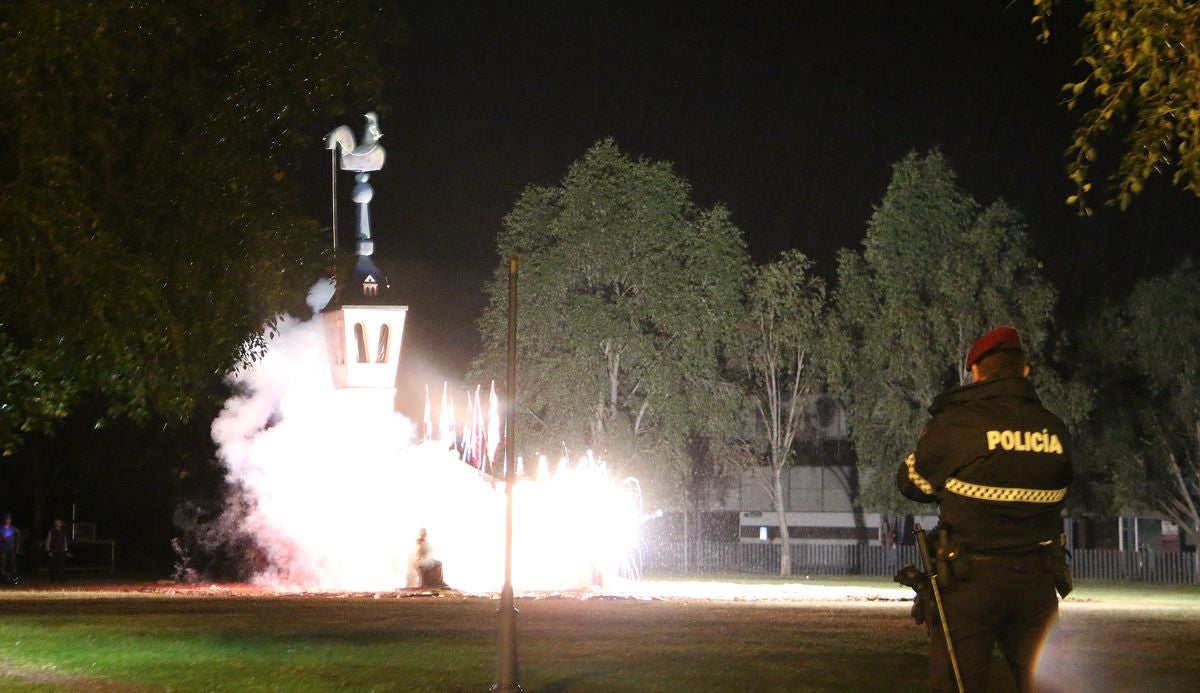 Fotos: Tradicional hoguera de San Juan en León