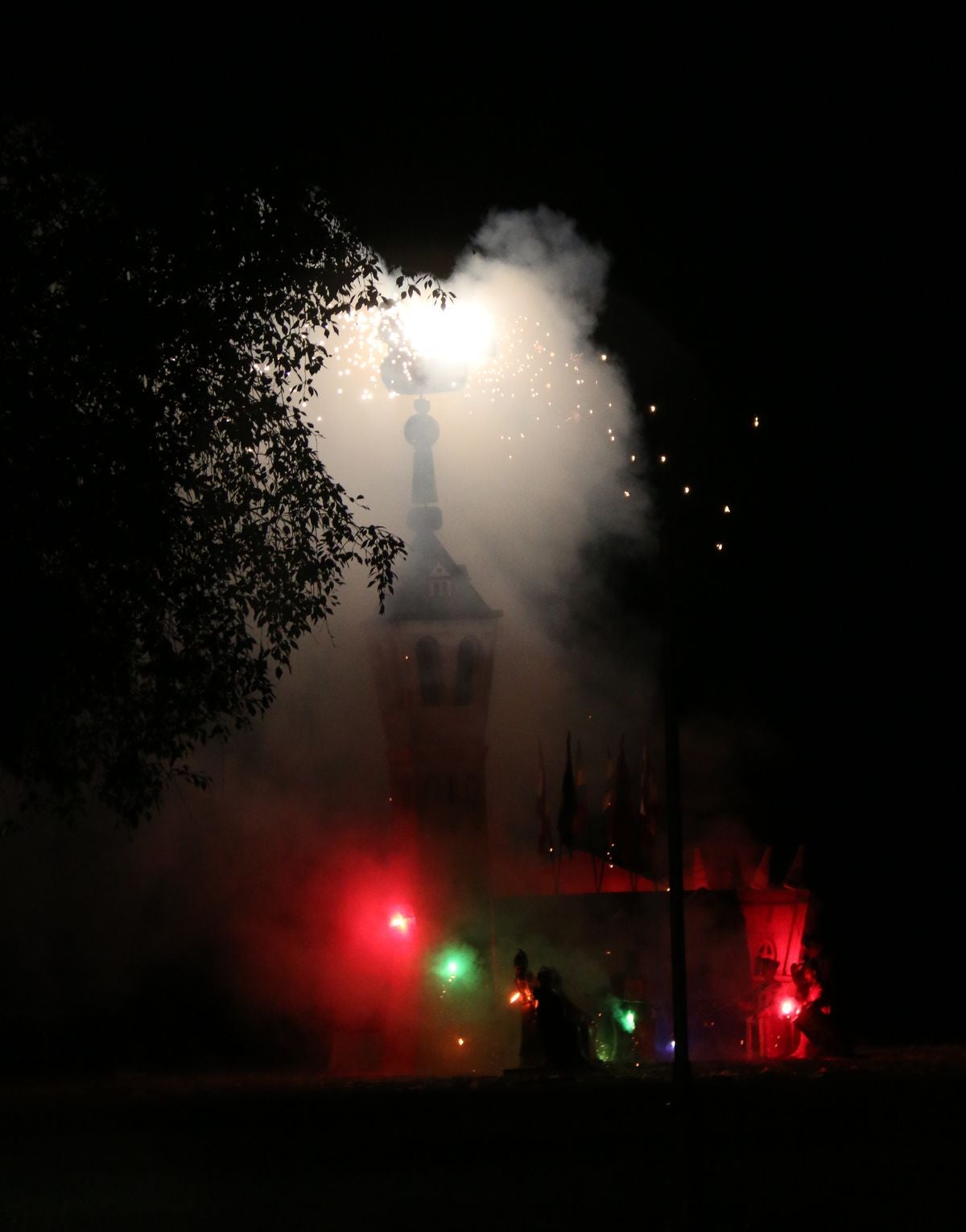 Fotos: Tradicional hoguera de San Juan en León