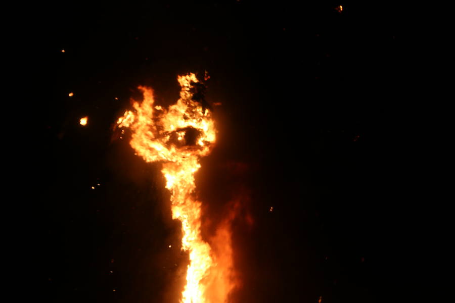 Fotos: Tradicional hoguera de San Juan en León