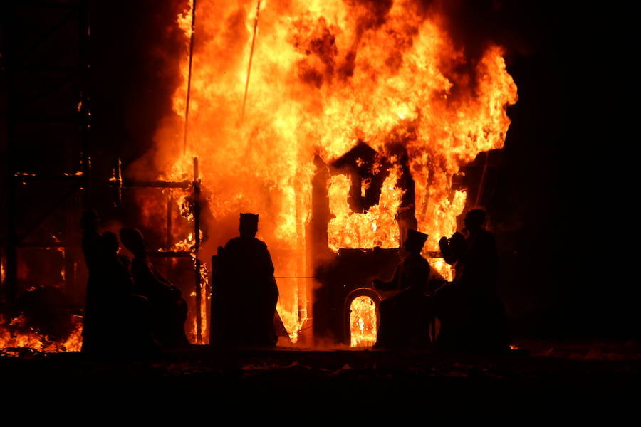 Fotos: Tradicional hoguera de San Juan en León