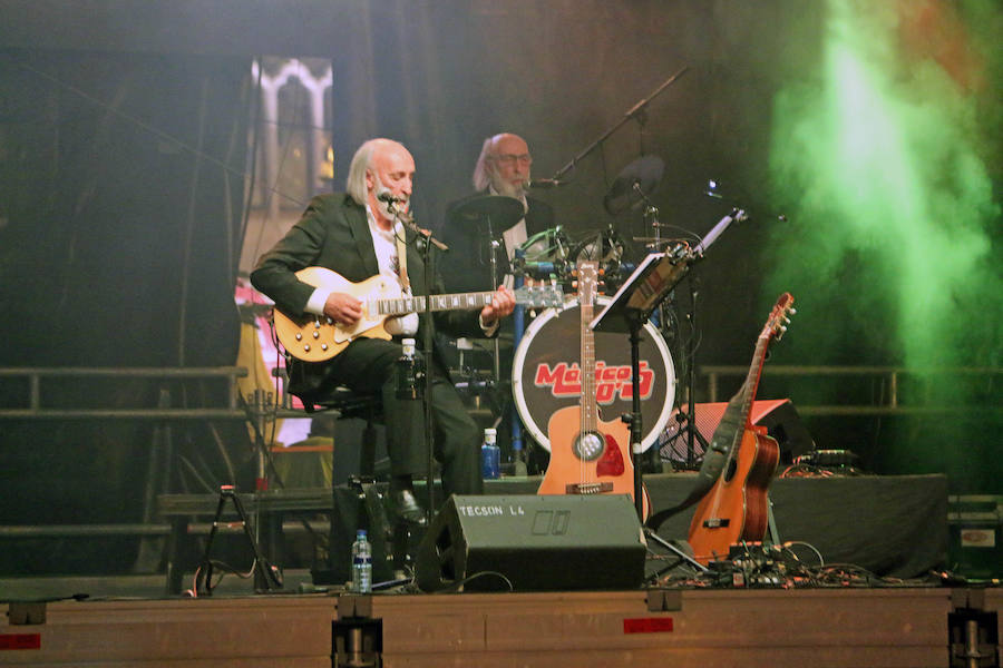 Como si el tiempo no hubiera pasado, la música de hace 50 años volvió a sonar en las voces de los Mágicos 70's. San Marcelo ha acogido este martes un concierto de este grupo leonés dentro de las Fiestas de San Juan y San Pedro donde no han faltado los nostálgicos e incondicionales de esta época.