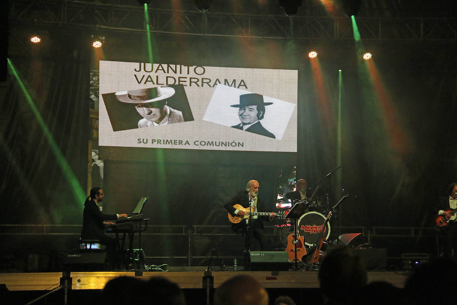 Como si el tiempo no hubiera pasado, la música de hace 50 años volvió a sonar en las voces de los Mágicos 70's. San Marcelo ha acogido este martes un concierto de este grupo leonés dentro de las Fiestas de San Juan y San Pedro donde no han faltado los nostálgicos e incondicionales de esta época.