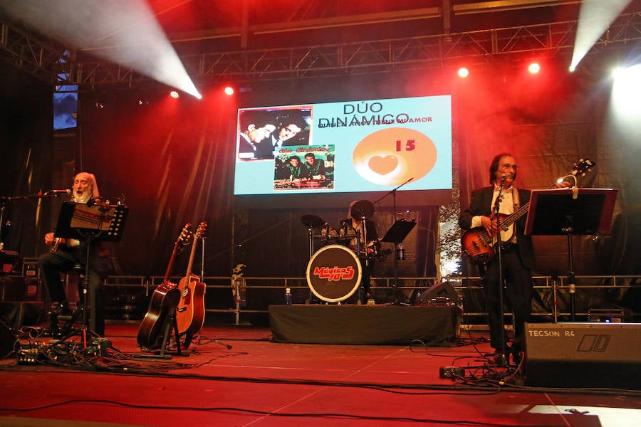 Como si el tiempo no hubiera pasado, la música de hace 50 años volvió a sonar en las voces de los Mágicos 70's. San Marcelo ha acogido este martes un concierto de este grupo leonés dentro de las Fiestas de San Juan y San Pedro donde no han faltado los nostálgicos e incondicionales de esta época.