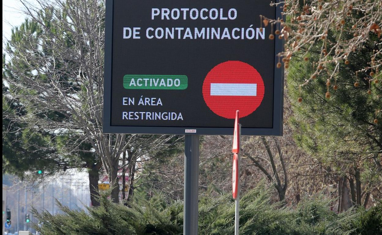 Un cartel sobre la contaminación.