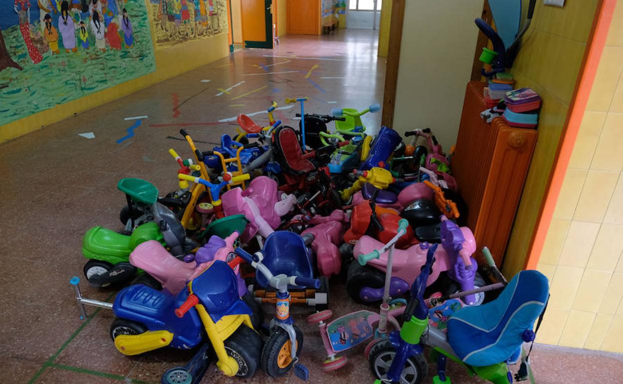 Triciclos que sustituyen a las sillas de ruedas de niños, en el García Quintana de Valladolid. 