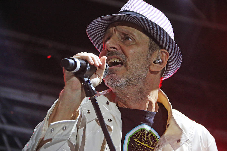 La mítica banda de rock and roll liderada por Ariel Rot y Alejo Stivel, ha agitado este miércoles la Plaza Mayor de la capital en el marco de las fiestas de San Juan y San Pedro.