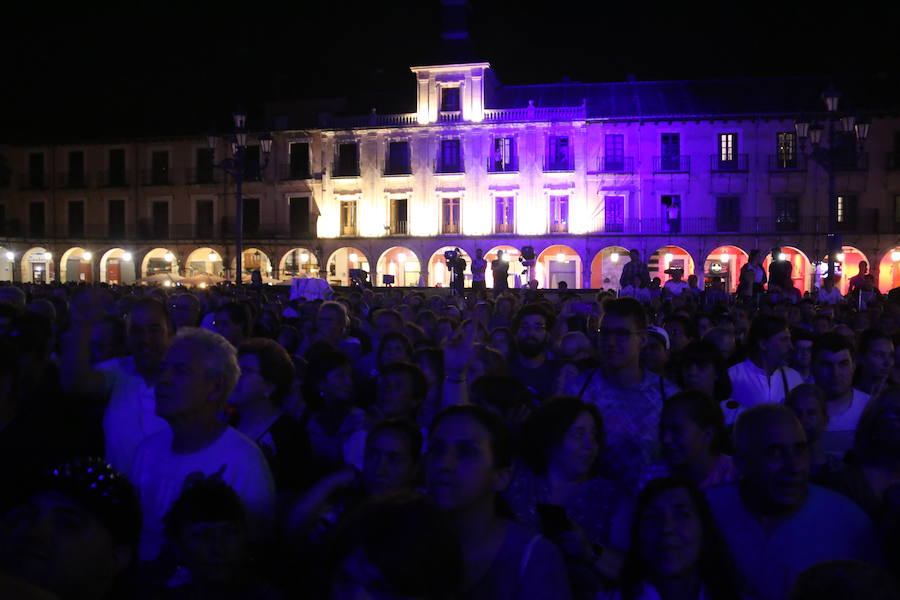 La mítica banda de rock and roll liderada por Ariel Rot y Alejo Stivel, ha agitado este miércoles la Plaza Mayor de la capital en el marco de las fiestas de San Juan y San Pedro.