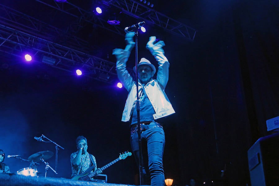 La mítica banda de rock and roll liderada por Ariel Rot y Alejo Stivel, ha agitado este miércoles la Plaza Mayor de la capital en el marco de las fiestas de San Juan y San Pedro.