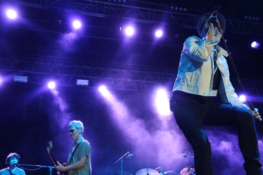 La mítica banda de rock and roll liderada por Ariel Rot y Alejo Stivel, ha agitado este miércoles la Plaza Mayor de la capital en el marco de las fiestas de San Juan y San Pedro.