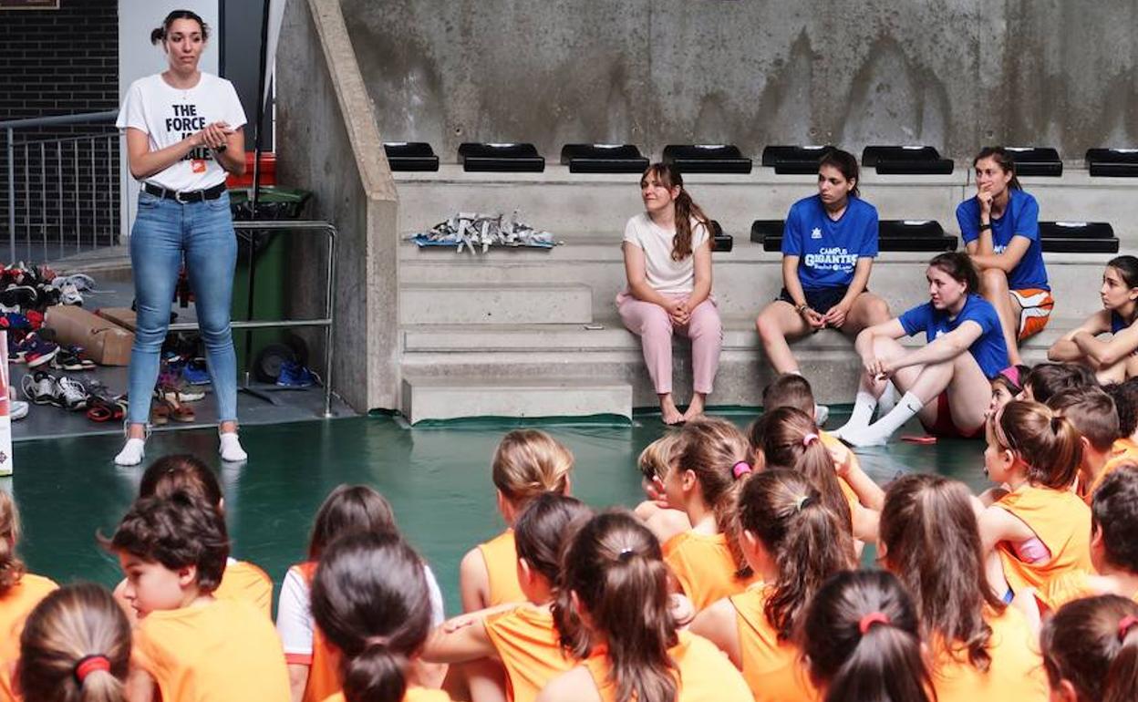 Laura Quevedo, jugadora de la Liga femenina e internacional abasoluta