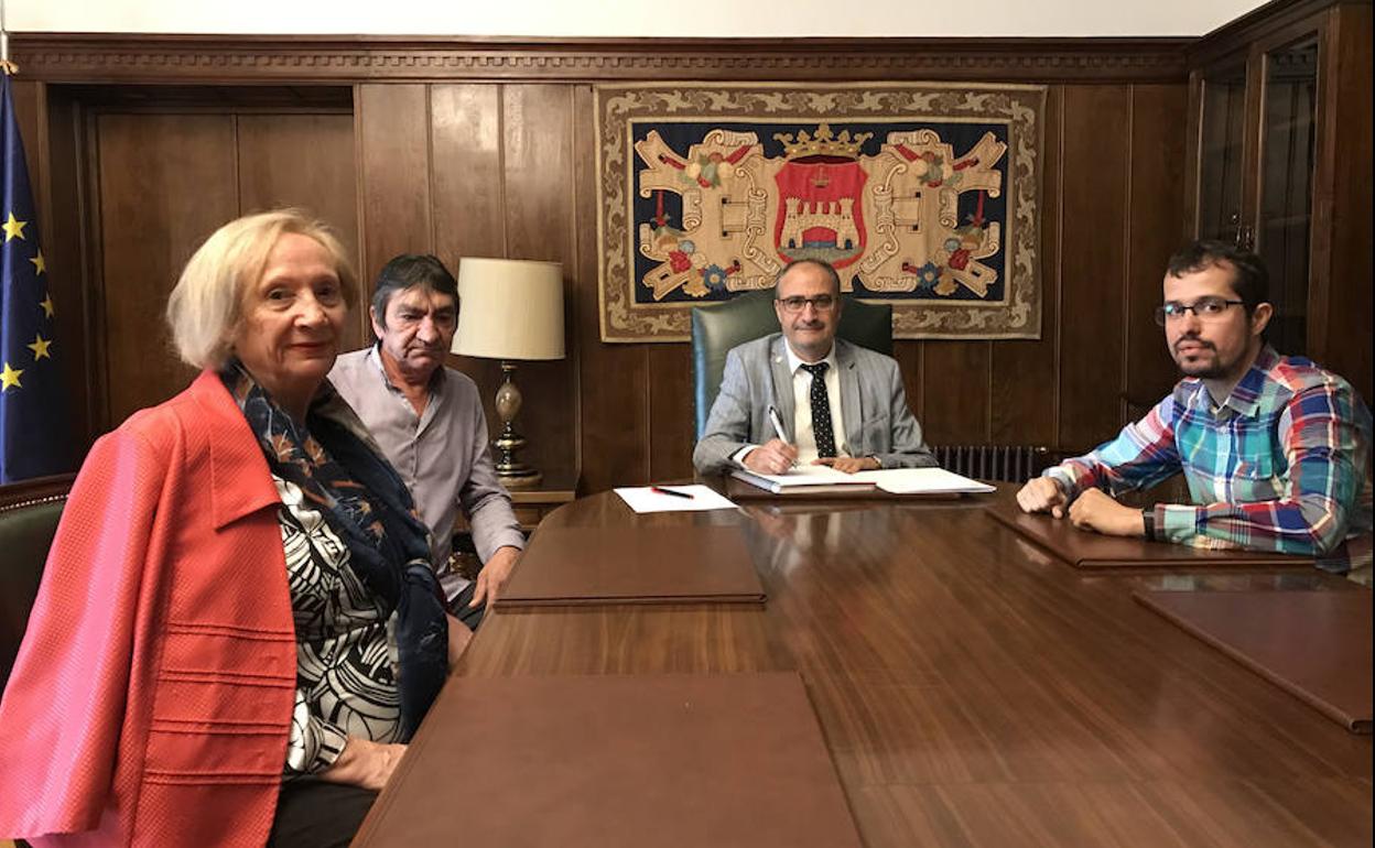 El alcalde de Ponferrada, Olegario Ramón, en la reunión mantenida con los representantes de Matagal.