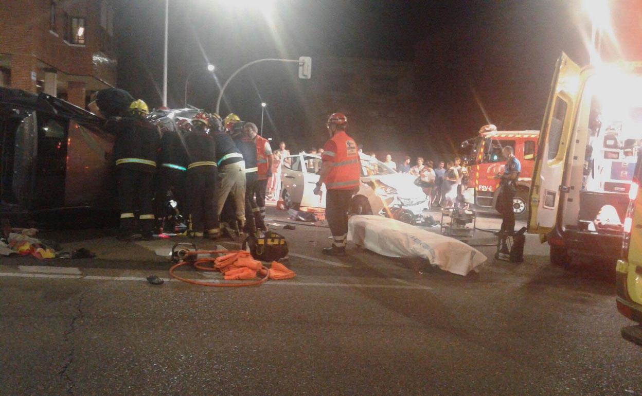 Los bomberos tratan de excarcelar a las víctimas del accidente en Parquesol. 