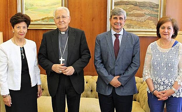 Foto de familia en la sede de la universidad.