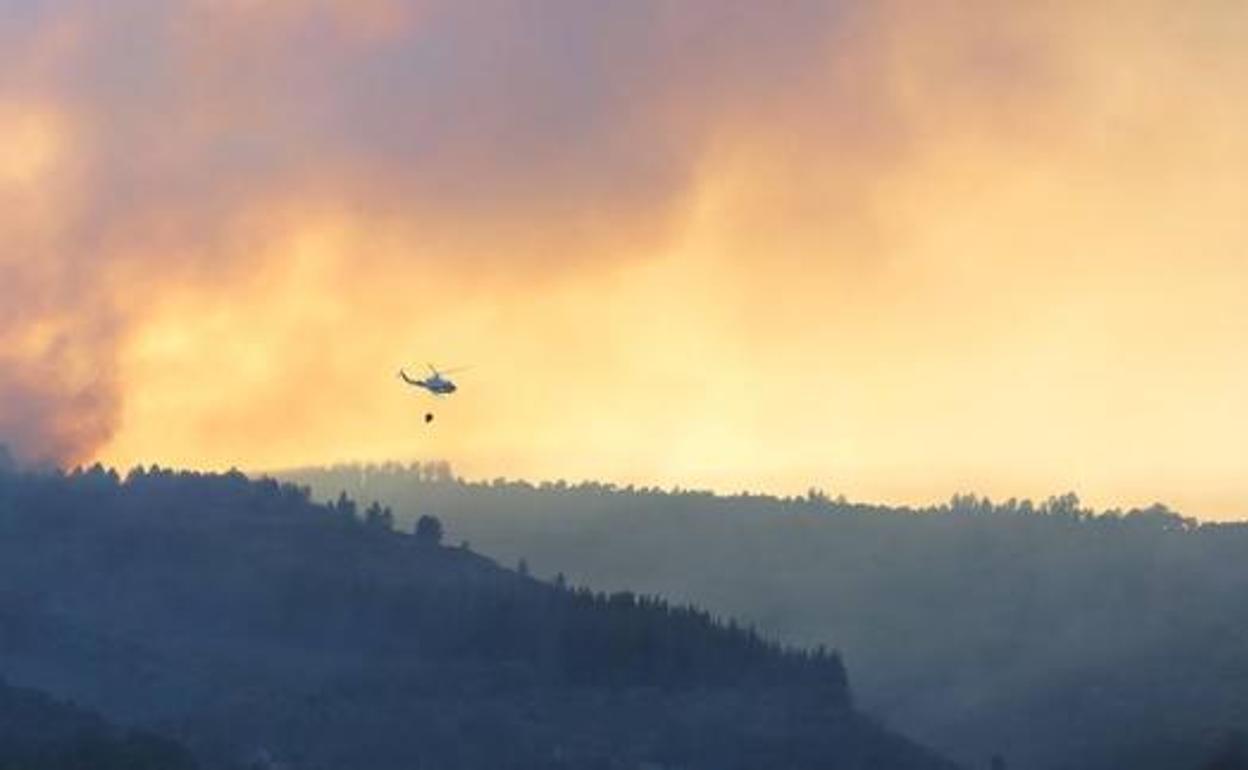Imagen de un helicóptero luchando contra el fuego.