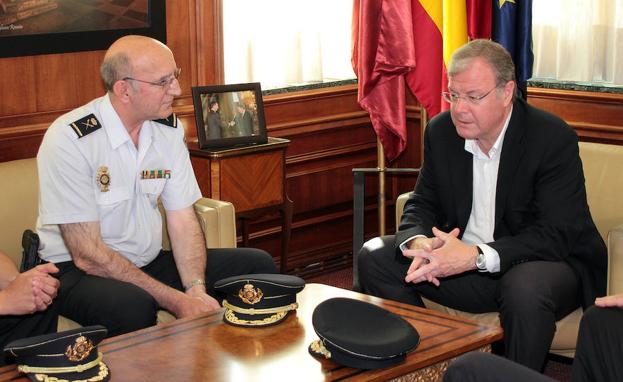 El alcalde de León en funciones, Antonio Silván, junto al jefe superior de la Policía Nacional en Castilla y León, Juan José Campesino.