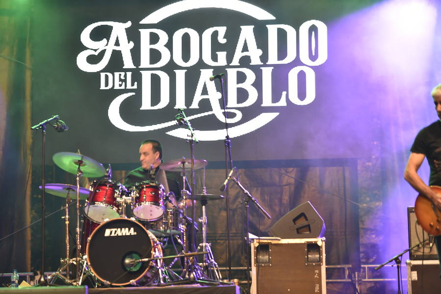 El rock leonés lleva el nombre del 'Abogado del diablo'. Tras su reciente vuelta a los escenarios no han querido perderse su cita con las fiestas de San Juan y San Pedro con un concierto en la Plaza de San Marcelo en el que reencontrarse con aquel público de los 80. 