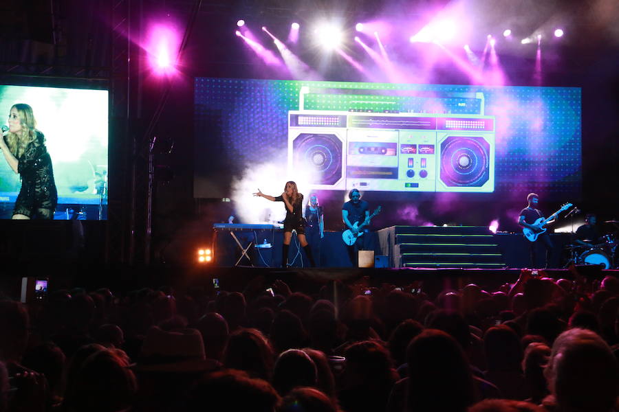 Marta Sánchez ha puesto las tablas sobre el escenario en esta noche de jueves. La cantante ha demostrado el porqué de su larga trayectoria con un concierto donde sus míticos temas han puesto a cantar a una abarrotada Plaza Mayor.