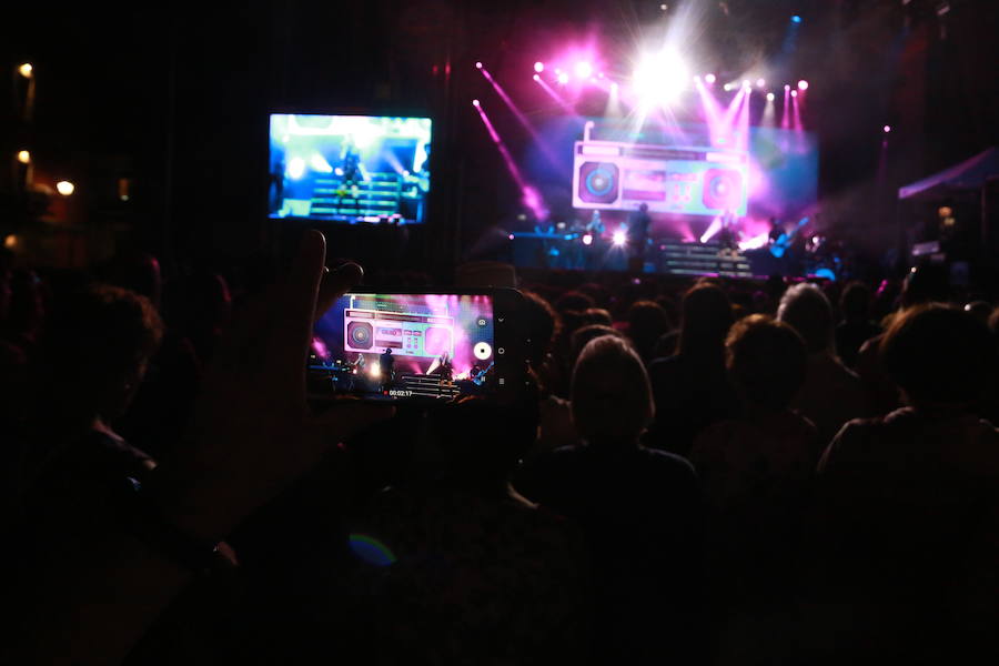 Marta Sánchez ha puesto las tablas sobre el escenario en esta noche de jueves. La cantante ha demostrado el porqué de su larga trayectoria con un concierto donde sus míticos temas han puesto a cantar a una abarrotada Plaza Mayor.