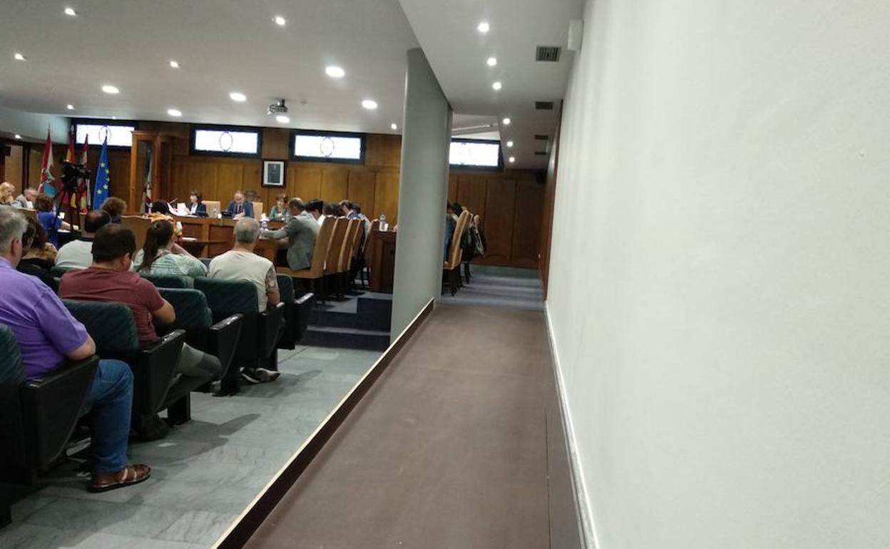 El tripartido retira la galería fotos de los alcaldes del salón de plenos de Ponferrada