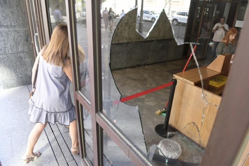 Boquete en el cristal de la puerta de entrada a los juzgados de la calle Angustias.