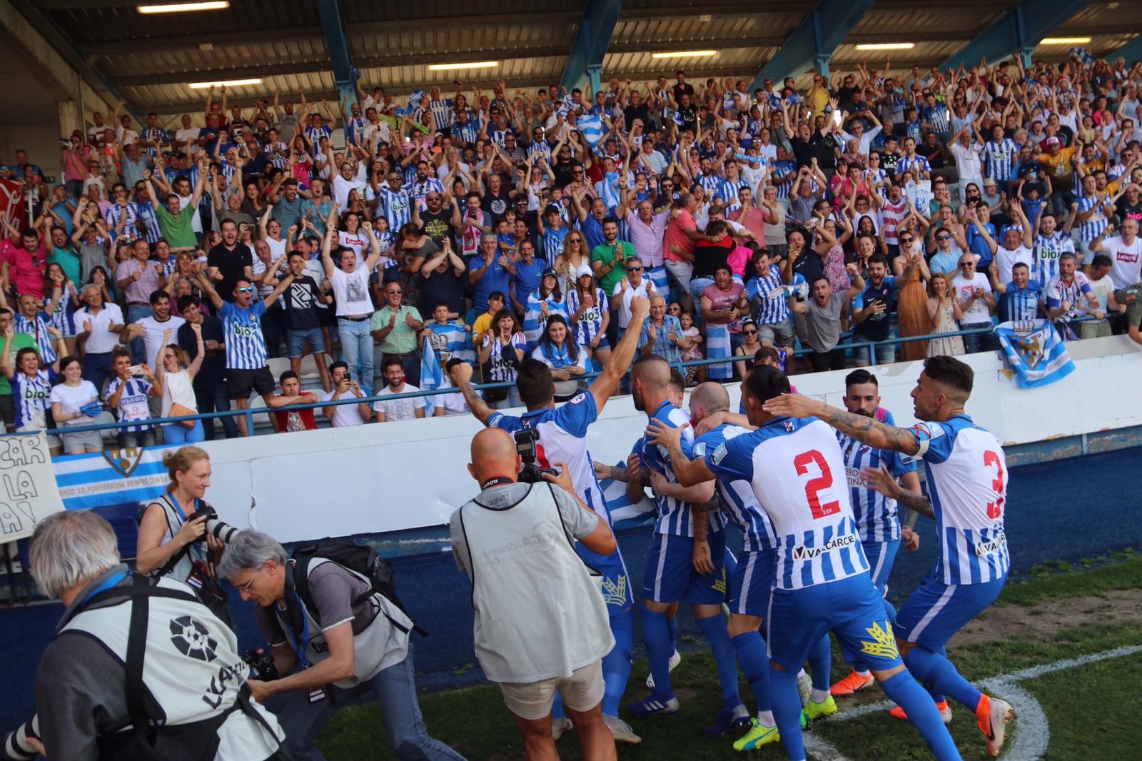 Los aficionados celebran el ascenso sobre el terreno de juego de El Toralín.