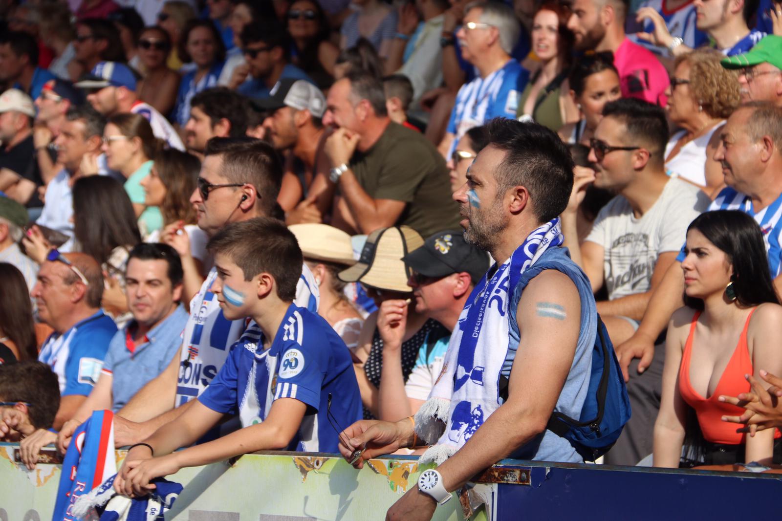 Los aficionados celebran el ascenso sobre el terreno de juego de El Toralín.