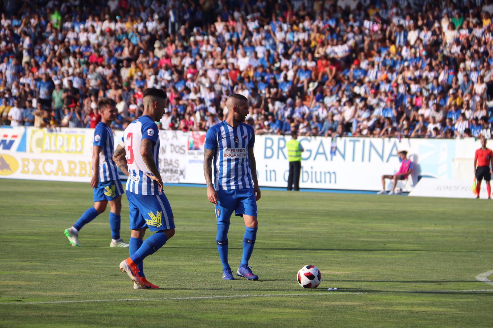 La Ponferradina, por encima del Hércules sobre el terreno de juego de El Toralón.