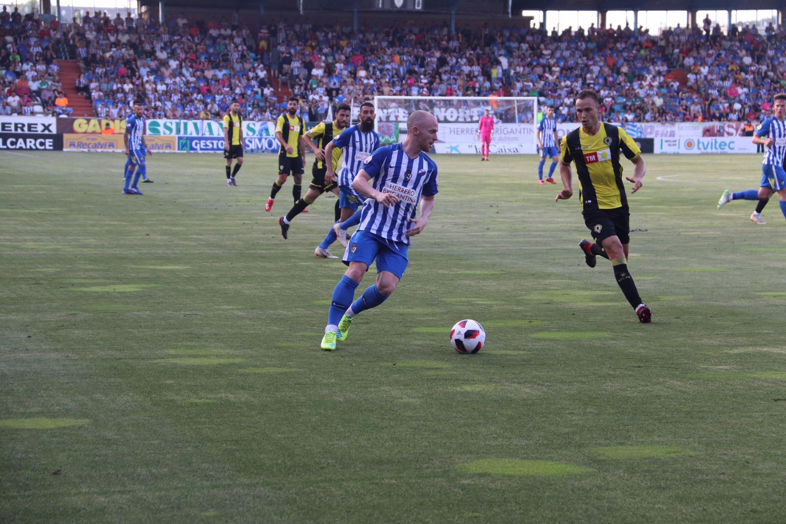 La Ponferradina, por encima del Hércules sobre el terreno de juego de El Toralón.