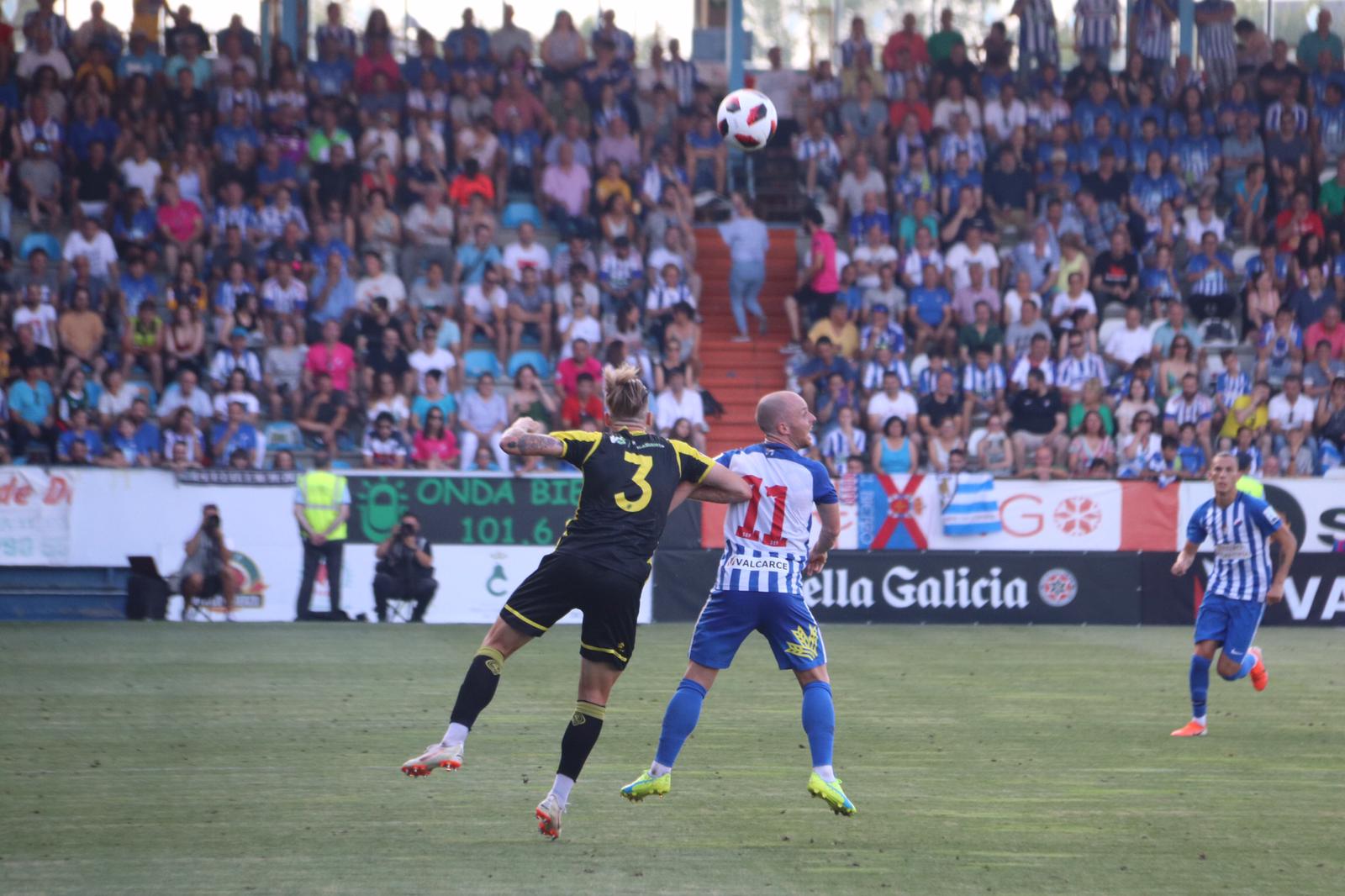 La Ponferradina, por encima del Hércules sobre el terreno de juego de El Toralón.