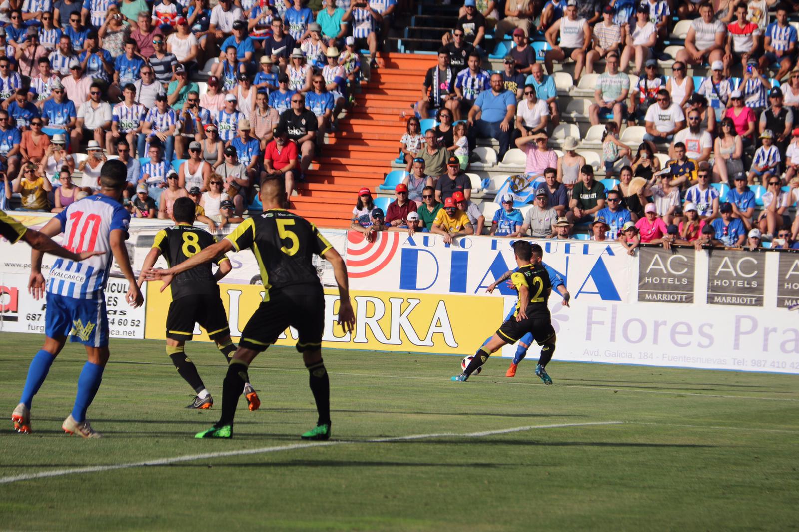 La Ponferradina, por encima del Hércules sobre el terreno de juego de El Toralón.