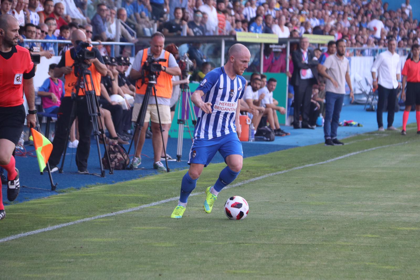 La Ponferradina, por encima del Hércules sobre el terreno de juego de El Toralón.