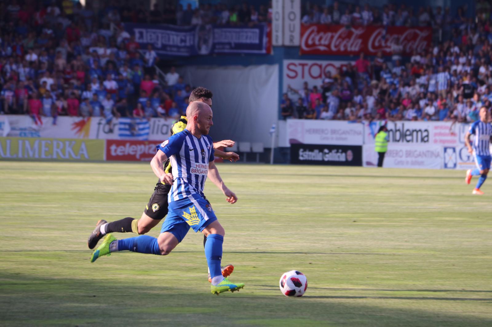 La Ponferradina, por encima del Hércules sobre el terreno de juego de El Toralón.