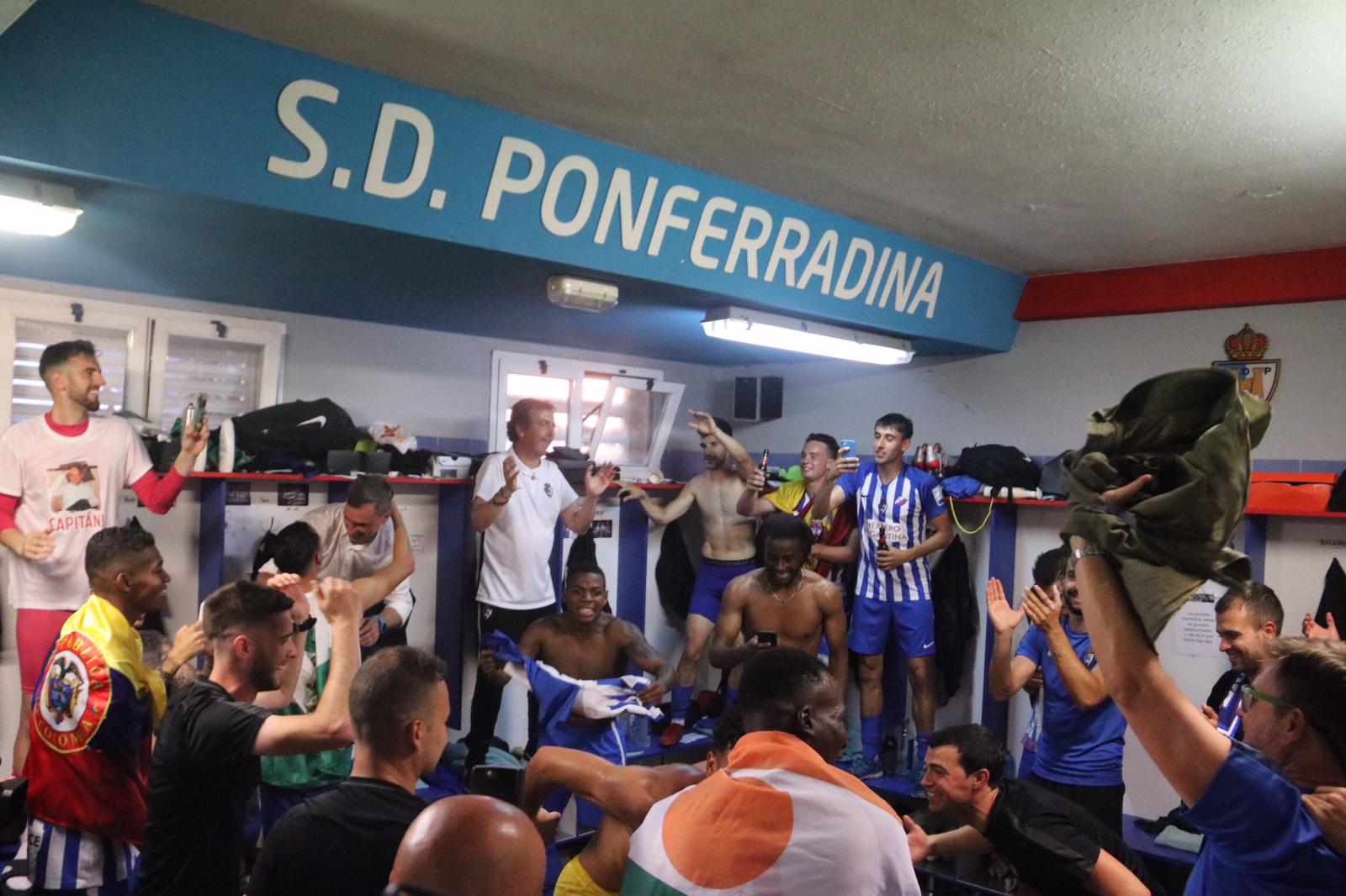 Los aficionados celebran el ascenso a Segunda División a pie de campo.